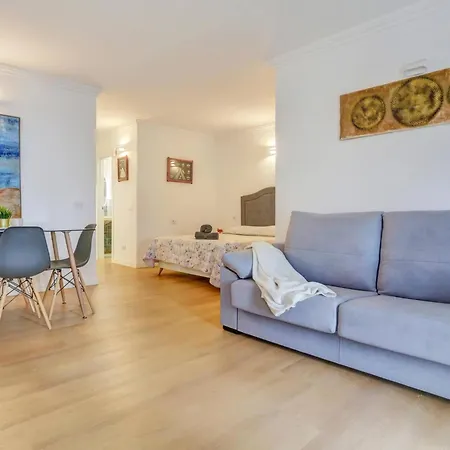 Studio, Pools, Terrace, Air Con, Fiber *